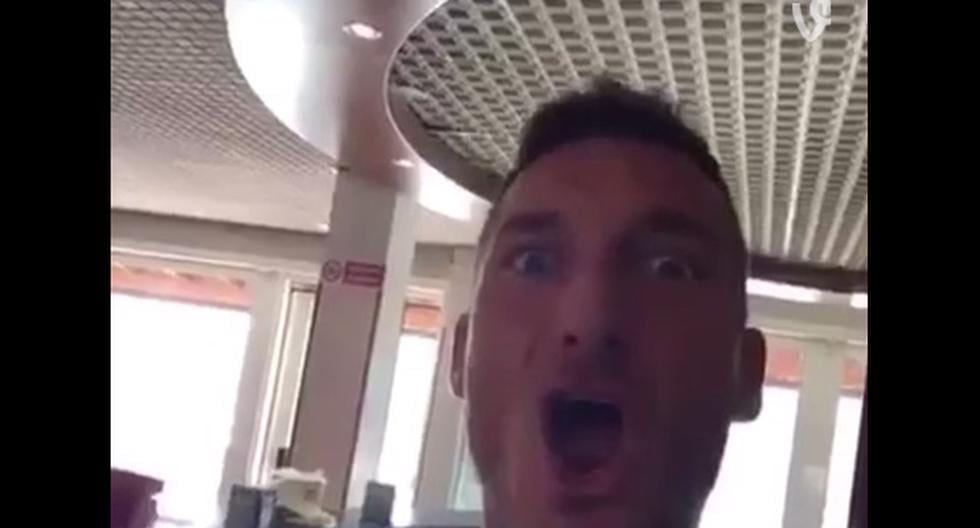 Francesco Totti hace el conocido grito de Cristiano Ronaldo.
