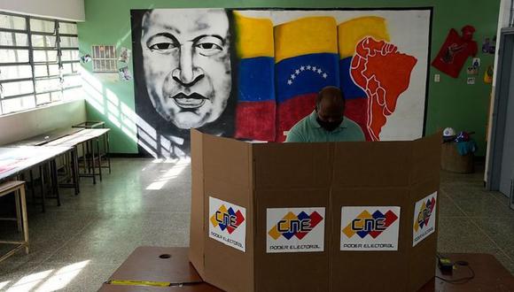 Un hombre vota durante las elecciones regionales en Venezuela en noviembre pasado. (Foto: Ariana Cubillos - AP).