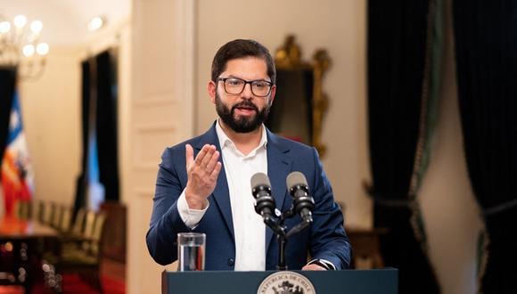 El presidente de Chile, Gabriel Boric, presenta un mensaje al país para anunciar la asociación público-privada para la explotación de litio en Chile, en Santiago, el 20 de abril de 2023. (Foto de Handout / Presidencia de Chile / AFP)