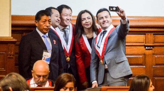 El congresista y segundo vicepresidente, Richard Acuña, se tomó varias fotografías con congresistas de diversas bancadas antes de que llegara el presidente PPK. (Twitter)