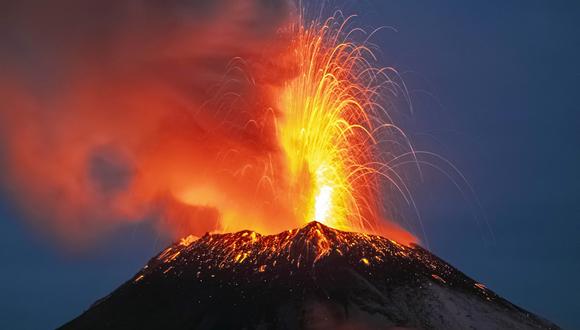 El volcán Popocatépetl arroja materiales incandescentes, cenizas y humo visto desde la comunidad de Santiago Xalitzintla, estado de Puebla, México, el 22 de mayo de 2023. (Foto de Erik GOMEZ TOCHIMANI / AFP)