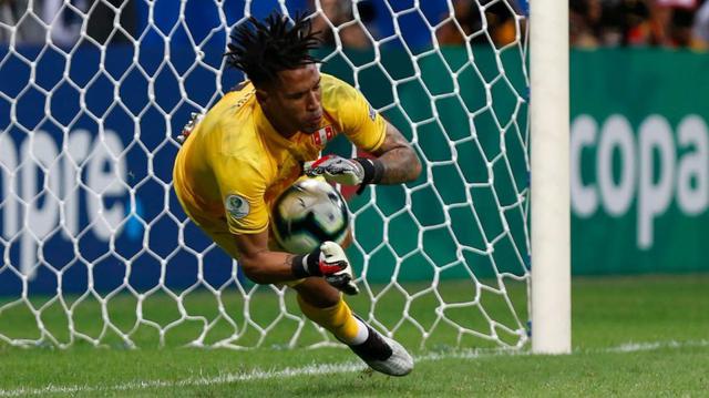 Pedro Gallese atajó el penal pateado por Luis Suárez, el cual terminó siendo fundamental para la clasificación a las semifinales de la Copa América 2019 (Foto: AFP)