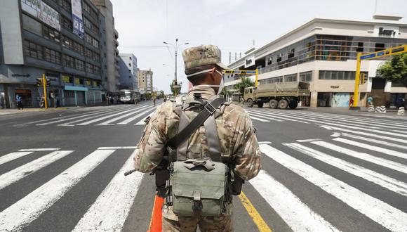 Un militar resguarda la avenida Abancay, en el Centro de Lima, durante la cuarentena por el COVID-19 en mayo del 2020. (Foto: Diana Marcelo).