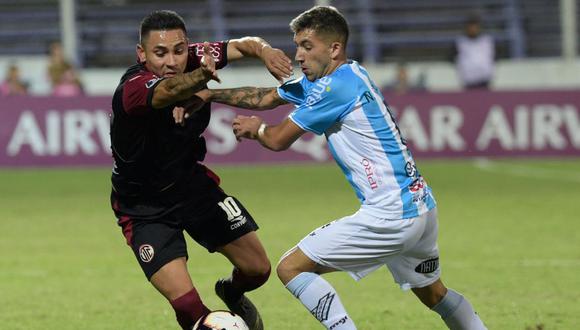 Jean Deza, con camiseta de UTC, disputando la Copa Sudamericana. (Foto: AFP)