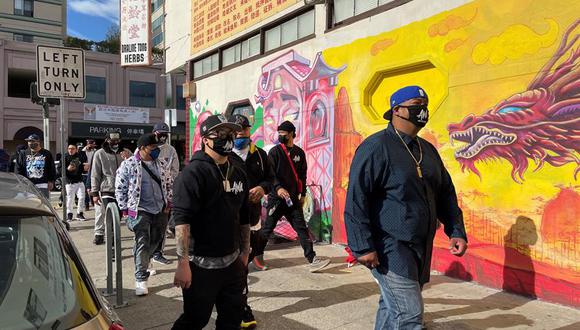 Un grupo de voluntarios patrulla el barrio chino de Oakland, en California, donde ofrecen protección a comerciantes y vecinos de la zona antes los últimos ataques registrados. (EFE/Marc Arcas).