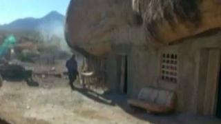 Una casa bajo una piedra