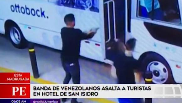 Cámaras de seguridad del hotel registró el momento del asalto a turistas que llegaron a hotel de San Isidro. (Captura: América Noticias)