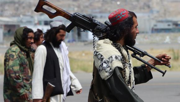 Fuerzas talibanas aseguran el Aeropuerto Internacional Hamid Karzai, tras la retirada de Estados Unidos de Afganistán, el 31 de agosto de 2021. (EFE / EPA / STRINGER).