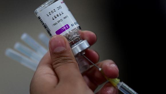 Una enfermera prepara una dosis de la vacuna AstraZeneca contra el coronavirus COVID-19 durante el primer día de la aplicación de la tercera dosis a personas mayores de 60 años en México, el 7 de diciembre de 2021. (Pedro PARDO / AFP).