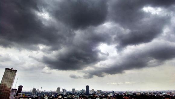 Nubes pesadas cubren la capital de Indonesia, Yakarta, en marzo de 2006. Las inundaciones son un temor cotidiano en Yakarta durante la temporada de monzones, que se produce en enero y febrero. (Foto referencial: AFP)