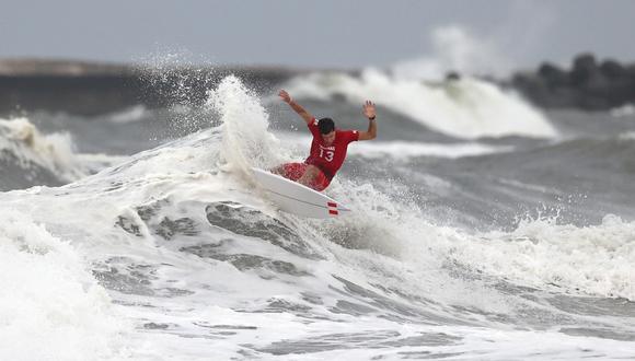 Lucca Mesinas, el único surfista peruano que quedaba en competencia, fue eliminado de los Juegos Olímpicos ante el australiano Wright.  | Foto: @Tokyo2020es