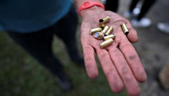 Un manifestante muestra casquillos de bala el día después de las protestas contra el gobierno del presidente Iván Duque, en Cali, Colombia. (Foto de Luis ROBAYO / AFP).