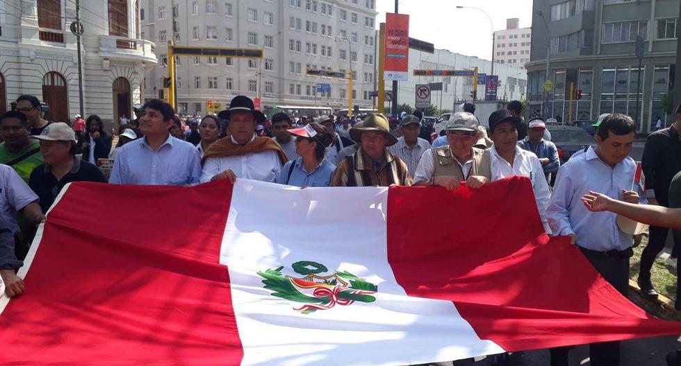 Los manifestantes se movilizan por el centro de Lima. (Foto: Twitter/@HoracioZeballo)