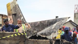 Avión se estrella contra un barrio de República Democrática del Congo y mueren 26 personas | FOTOS