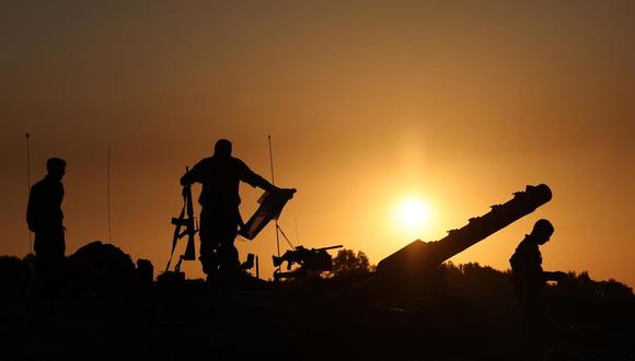 Soldados israelíes en un tanque durante un alto el fuego temporal, cerca de la frontera con Gaza, en el sur de Israel, el 29 de noviembre de 2023 | Foto: EFE/EPA/ABIR SULTAN