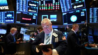 Wall Street opera con índices mixtos tras abrir en rojo ante pánico por el COVID-19