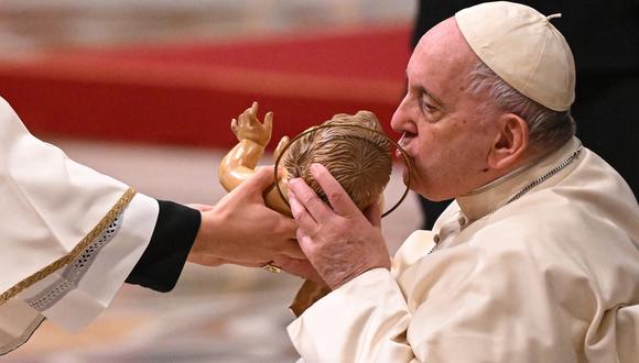 El Papa Francisco besa una figura del niño Jesús mientras asiste a la misa de Nochebuena en la Basílica de San Pedro en el Vaticano el 24 de diciembre de 2022.