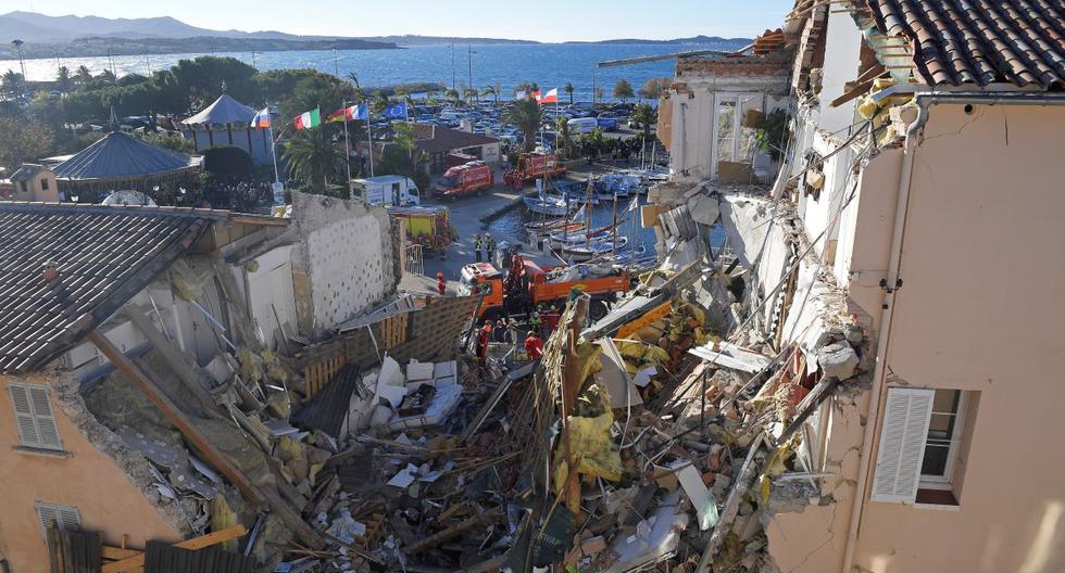 Los bomberos franceses buscan entre los escombros a desaparecidos después de que un edificio se derrumbara en Sanary-sur-Mer, el 7 de diciembre de 2021. (NICOLAS TUCAT / AFP).