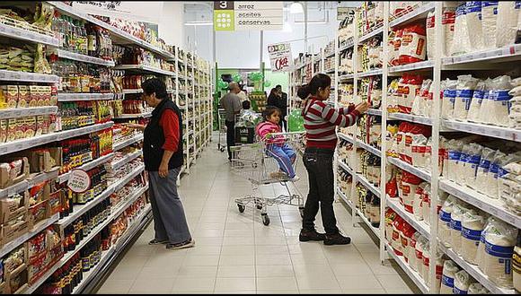 El consumidor peruano asocia una vida saludable al tener una buena alimentación. Los peruanos se informan sobre el contenido nutricional de lo que ingieren y la presencia de octógonos en algunas categorías ha desanimado su consumo. (Foto: USI)