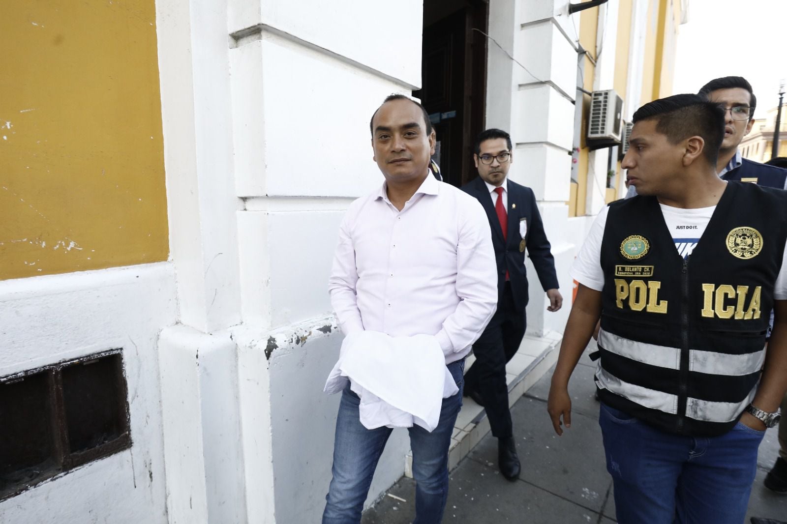 El Mayor PNP Martín Barco fue llevado a la sede de la DIVIAC en Lima luego de ser detenido en el Callao por el Eficcop. Foto: Julio Reaño