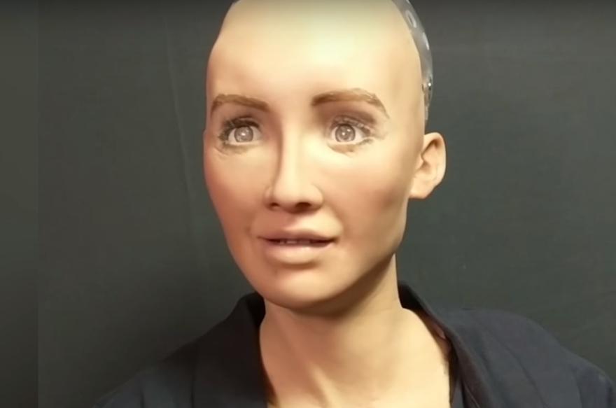 La robot Sophia identifica a sus interlocutores gracias a dos cámaras situadas en sus ojos, las mismas que cuentan con tecnología de reconocimiento facial y que le sirven para hacer 'contacto visual'. (Captura de pantalla: YouTube)
