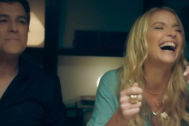 En el videoclip, participan junto a Lucía y Joaquín Galán, los actores argentinos Gabriel Corrado y Carina Zampini. La historia comienza cuando el matrimonio conformado por esta última dupla visita a la pareja conformada por los Pimpinela.