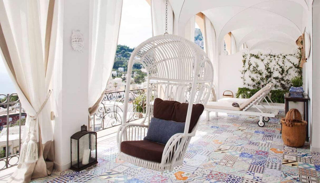 Puedes encontrar muebles de mimbre y ratán de clásicos diseños de formas curvas, o de modelos rectos y sencillos. Foto: Hotel Capri
