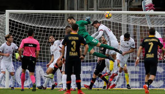 Alberto Brignoli, portero del humilde Benevento, subió hasta el área contraria para anotar este golazo de cabeza al AC Milan, quien tenía a Gennaro Gattuso como técnico principal. (Foto: EFE)