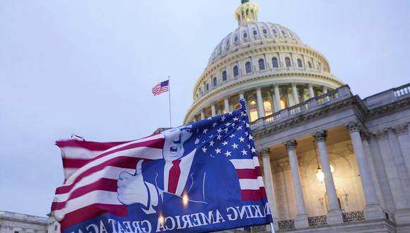 Una bandera que representa a Donald Trump ondea en el frente este del Capitolio de Estados Unidos el 6 de enero de 2021. (Foto AP / Manuel Balce Ceneta).