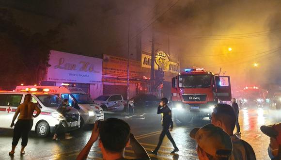 Los bomberos en la escena de un incendio mortal que envolvió un bar de karaoke en la provincia de Binh Duong, al norte de la ciudad de Ho Chi Minh. (Foto de la Agencia de Noticias de Vietnam / AFP)