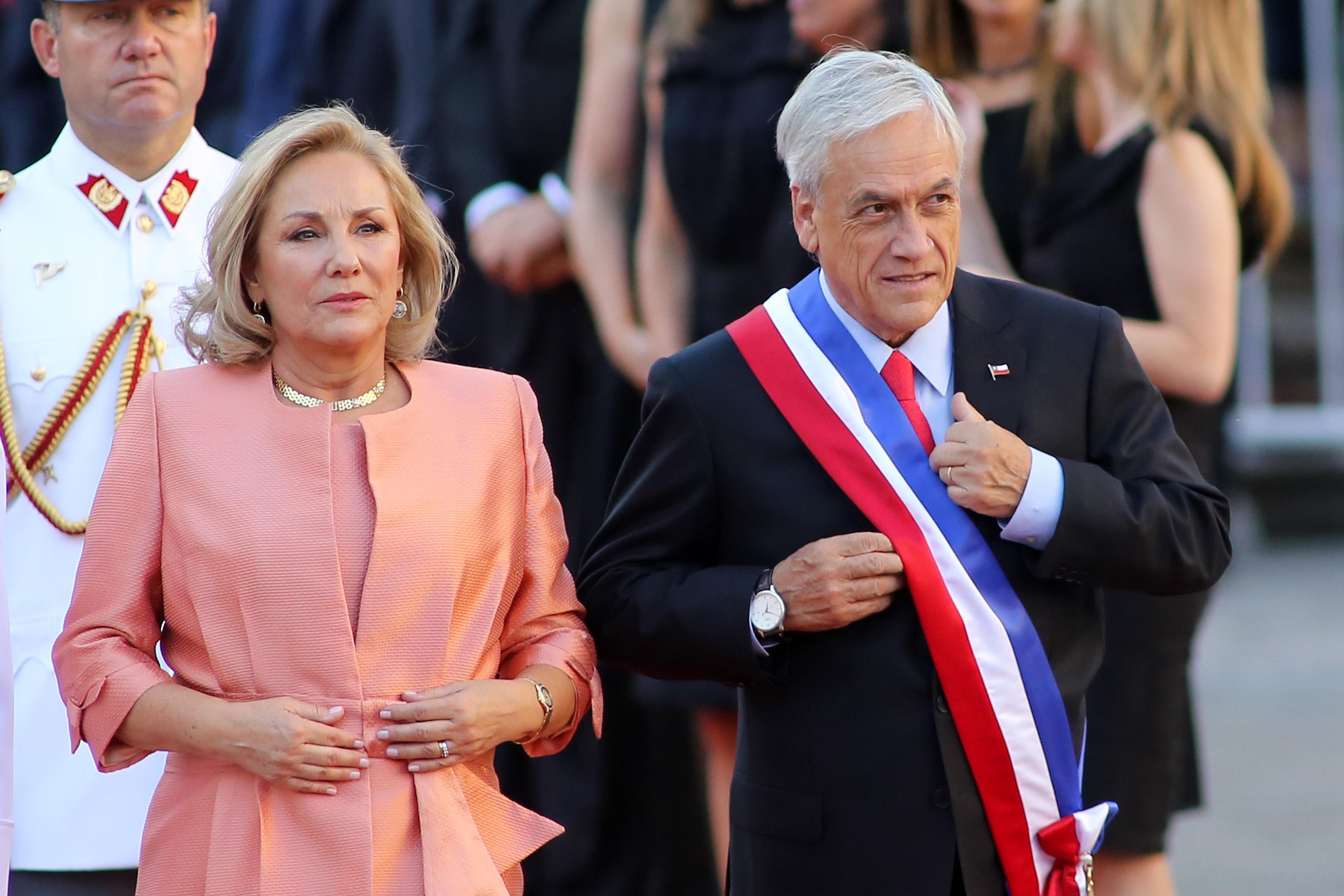 Filtran audio donde Cecilia Morel, esposa de Sebastián Piñera, dice “vamos a tener que disminuir nuestros privilegios y compartir con los demás“. (Foto: Archivo de AFP).