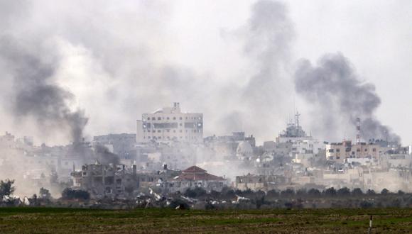 Humo que se eleva sobre los edificios durante los bombardeos israelíes en Jan Yunis, en medio de batallas en curso con el grupo militante palestino Hamas, el 10 de diciembre de 2023. (Foto de Menahem KAHANA / AFP)