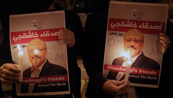 Manifestantes sujetan velas y retratos del periodista Jamal Khashoggi durante una protesta frente al Consulado saudí en Estambul. (Foto: EFE)