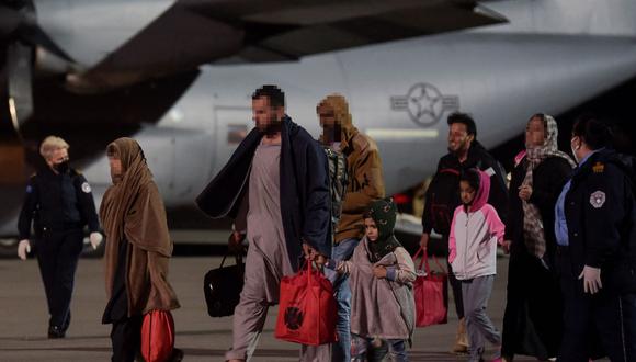 Los refugiados afganos que huyen de Kabul salen de un avión de la fuerza aérea estadounidense a su llegada al aeropuerto internacional de Pristina el 29 de agosto de 2021. (Armend NIMANI / AFP).