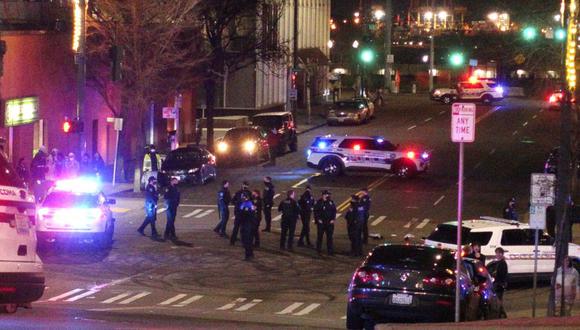 La policía de Tacoma y otros agentes de la ley se paran en una intersección cerca del lugar del accidente automovilístico en el centro de Tacoma, Washington. (Foto: AP / Ted S. Warren)