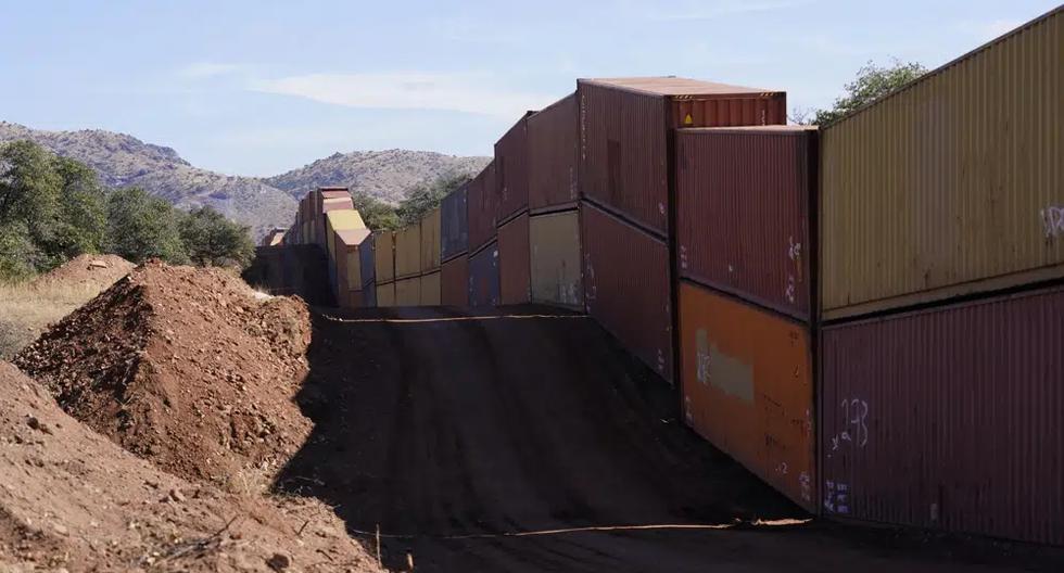 Una larga fila de contenedores forma un nuevo muro en la frontera entre Estados Unidos y México, en el Valle de San Rafael, Arizona, el jueves 8 de diciembre de 2022. (Foto AP/Ross D. Franklin).