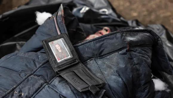 Una fotografía de una mujer dentro de la billetera de un cuerpo encontrado en el sótano de una escuela, en Bucha, al noroeste de la capital ucraniana, Kiev, el 4 de abril de 2022; según los residentes que lograron huir de Mariupol, en esa ciudad se vive una situación similar.