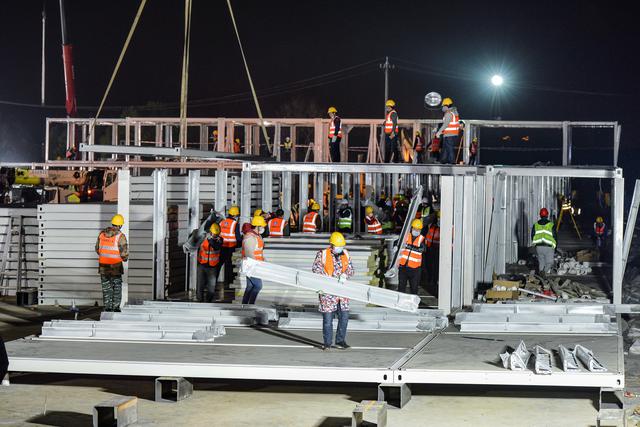 Cientos de obreros trabajan arduamente en el nuevo hospital temporal Huoshenshan de 1,000 camas que será atendido para extender el brote del coronavirus. (Foto: EFE)