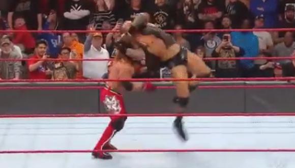 Randy Orton le aplicó un gran RKO a AJ Styles