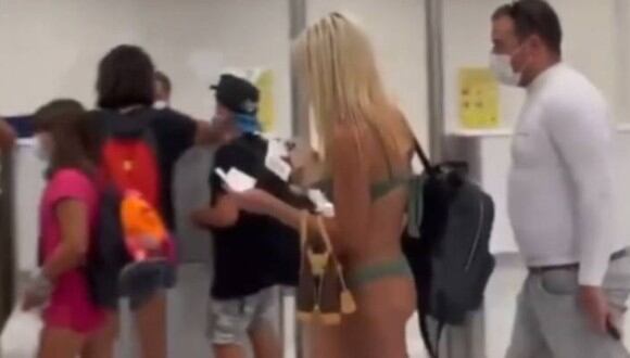 Una mujer llegó al aeropuerto con solo su bikini y una mascarilla (Foto: NY post)