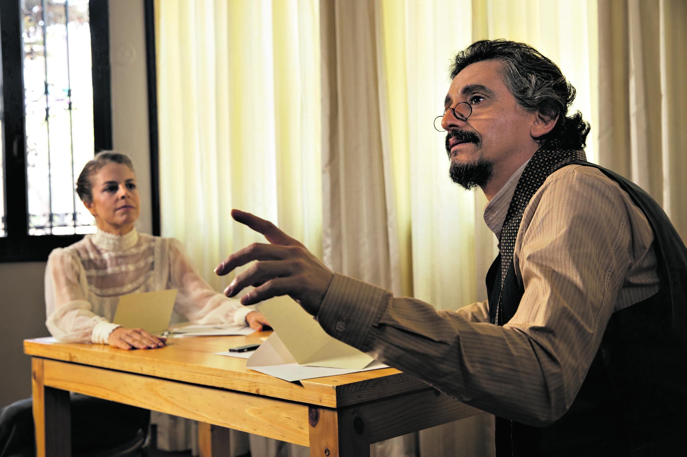 Paloma Rojas y Miguel Iza dieron vida al amor epistolar entre Olga Knipper y Antón Chéjov. Se vio en la Alianza Francesa. (Foto: JOSÉ ROJAS BASHE)