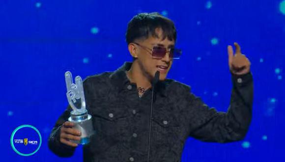 Yng Lvcas fue recoger el premio que ganó con Peso Pluma en la categoría Remix del año (Foto: Premios Tu Música Urbano / Youtube)