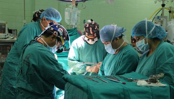 Los 12 especialistas estadounidenses, quienes forman parte de la tercera “Misión Médica Salvando corazones”, permanecerán en el Perú hasta el 23 de marzo para realizar este tipo de operaciones de alta complejidad mediante cirugía valvular mínimamente invasiva, que garantiza la pronta recuperación del paciente.