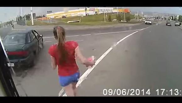 VIDEO: Joven rusa se salva de ser atropellada por bus