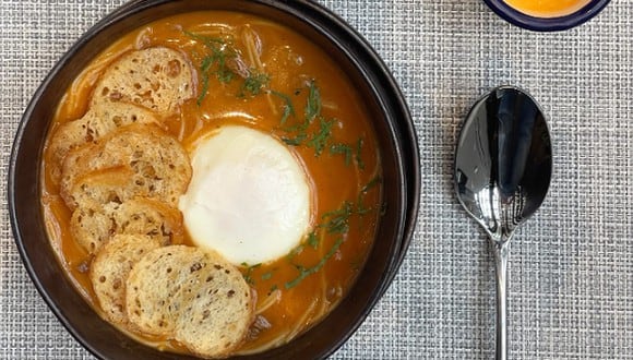 La sopa criolla va muy bien con un huevo pochado y tostaditas como acompañamiento. (Foto: Hilton Garden Inn Lima Miraflores)