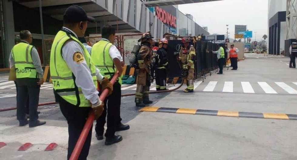 Un fallecido dejó explosión de gas, mientras se realizaba trabajos de mantenimiento en el centro comercial Jockey Plaza. (Foto: Andina)