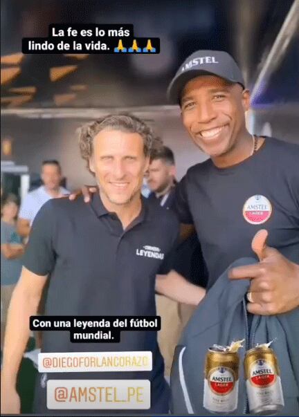 El ‘Cuto’ asistió al estadio Centenario de Montevideo donde se disputa la final de la Copa Libertadores. En el recinto se encontró con la leyenda de Uruguay, Diego Forlán.