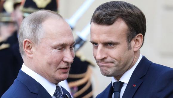 El presidente de Francia, Emmanuel Macron (der), da la bienvenida al mandatario de Rusia, Vladimir Putin, a su llegada al Palacio del Elíseo para asistir a una cumbre sobre Ucrania, el 9 de diciembre de 2019. (LUDOVIC MARIN / AFP).