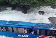 Chachapoyas: un policía desaparecido y diez heridos tras caída de bus a río Utcubamba
