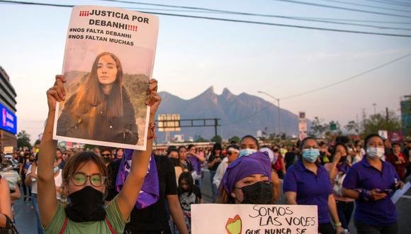 En esta foto de archivo tomada el 22 de abril de 2022, mujeres sostienen carteles mientras participan en una marcha para exigir justicia para Debanhi Escobar. (JULIO CESAR AGUILAR / AFP).